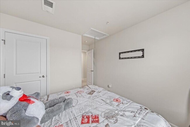 Building Photo - 9437 Rolling Green Dr
