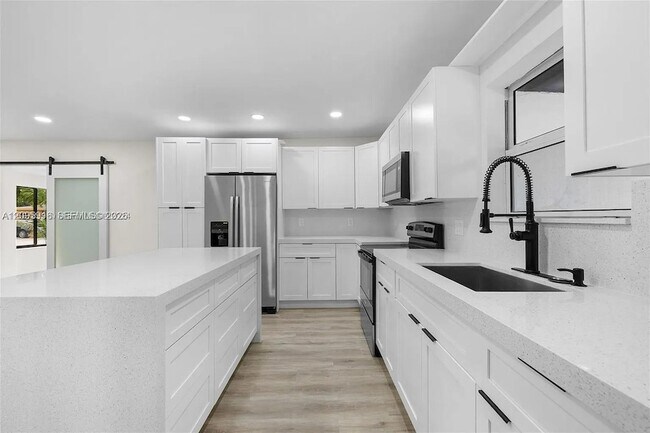 Building Photo - 331 W 40th Pl