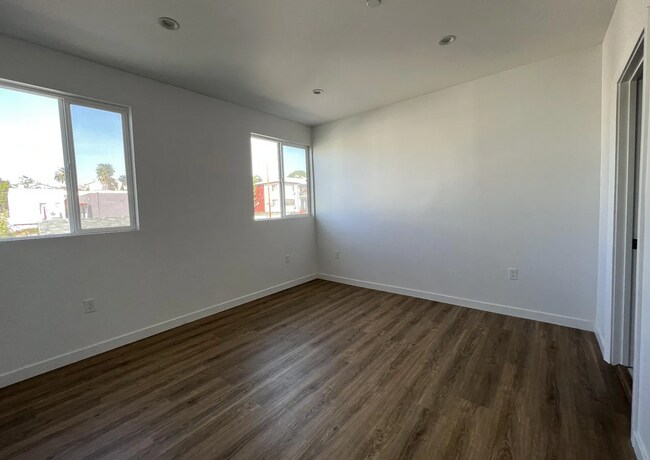 Building Photo - 3-story townhome is optimized for your L.A lifestyle 1st month free!