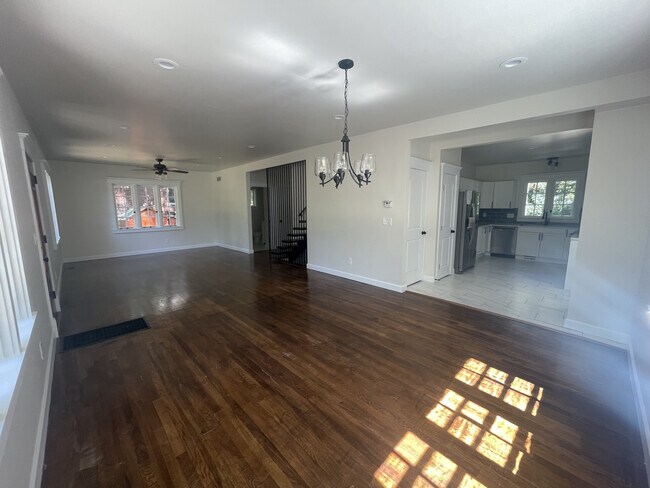 Building Photo - 616 Illinois St