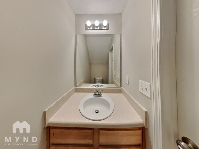 Building Photo - 227 London Dr