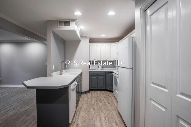 Building Photo - 1547 N Riverside Ave