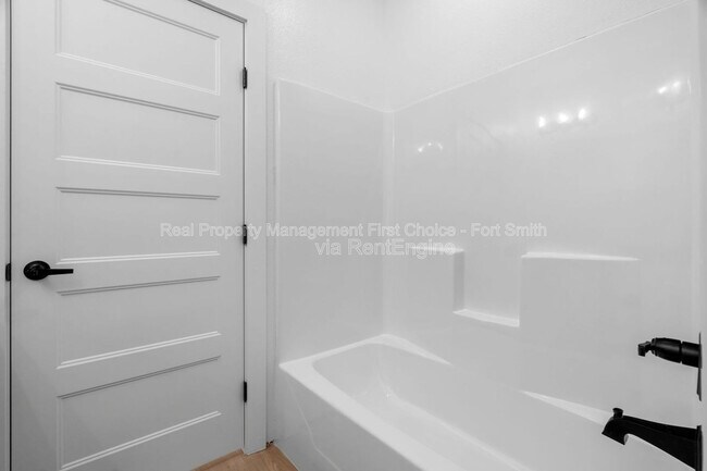 Building Photo - 8901 Cantera Dr