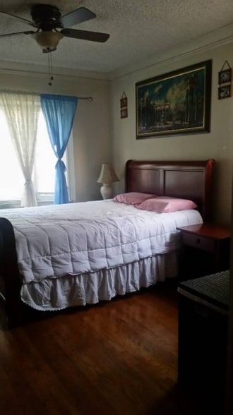 Building Photo - 206 W Cedar Ave