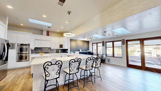 Building Photo - Move in Special Luxury 4 bedroom 4.5 bathr...