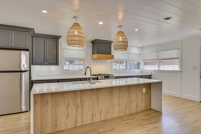 Building Photo - 3137 Edinburgh Dr