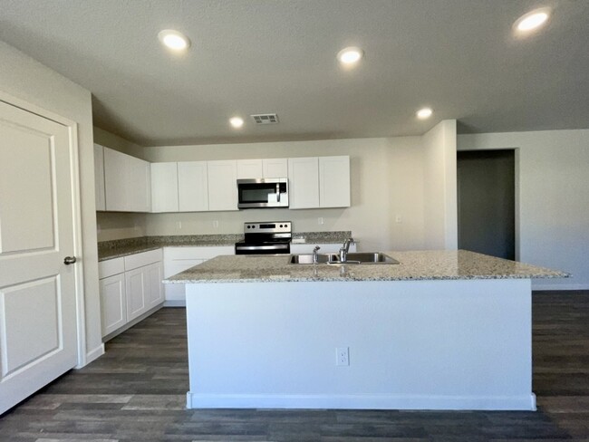 Building Photo - 4 bed 2 bath 2 car garage in gated Adult C...