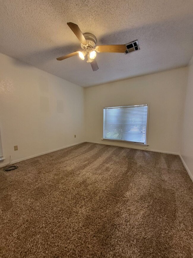 Building Photo - PRELEASING for Aug 7th! (3-4) Bedroom/(2) Bath Close to Campus!