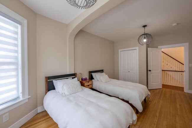 Building Photo - 139 W 4th Ave