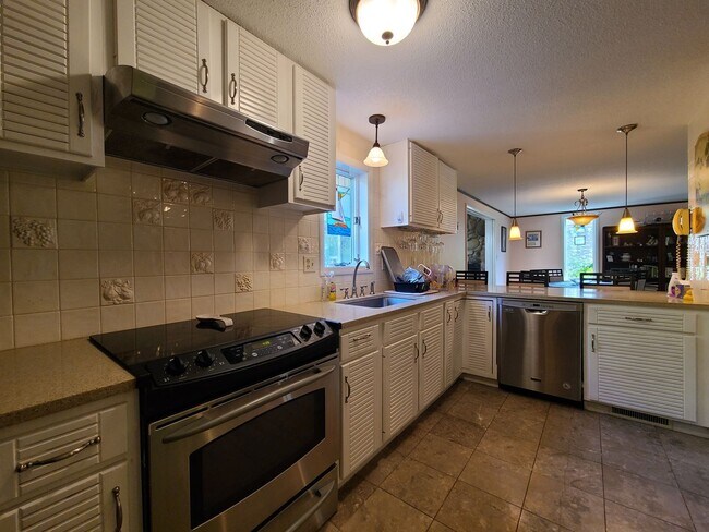 Building Photo - Fully Furnished 3-Bedroom Home – Pet Frien...