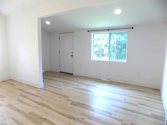 Building Photo - 1094 Moneta Ave