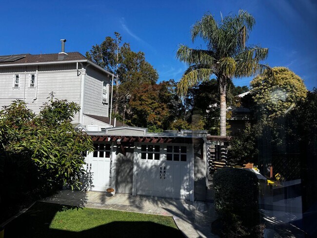 Building Photo - 1434 Paru St