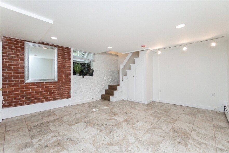 Building Photo - 69 Walker St