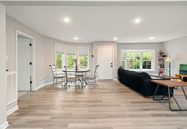 Building Photo - Nature Lovers 3 Bed 2 Bath Chapel Hill Ranch Available early August