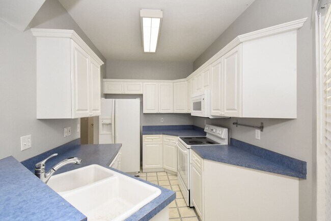 Building Photo - Charming 2BR/2BA End-Unit Condo in Monticello