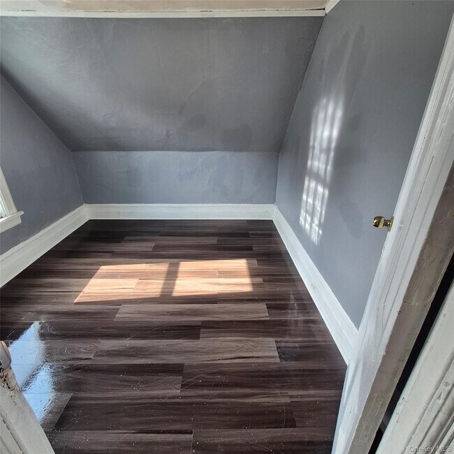 Building Photo - 235 Downs St