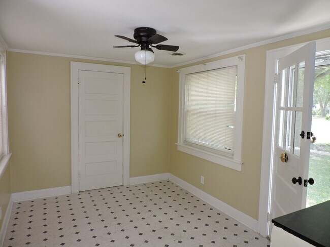 Building Photo - Call Linda 804-642-2106 or linda@vacosold.com