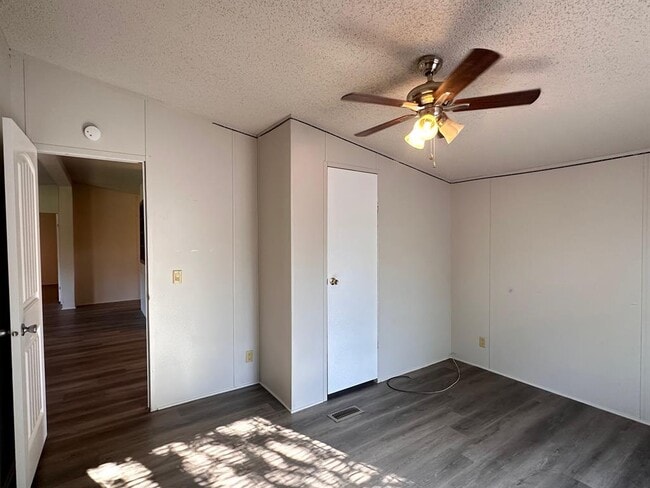 Building Photo - 302 Lone Star Rd
