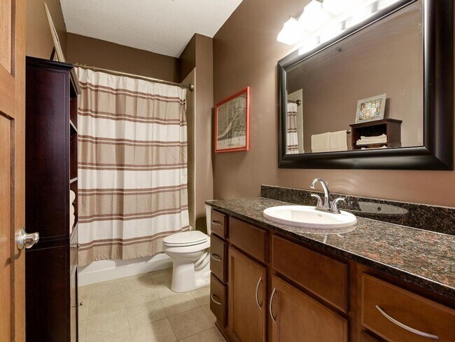 Building Photo - Rarely Available 3 Bedroom 2 Bathroom Pent...