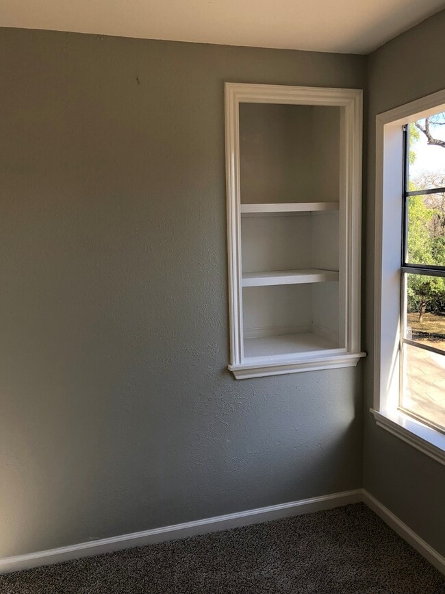 Building Photo - 3bed/1.5bath w/ Carport