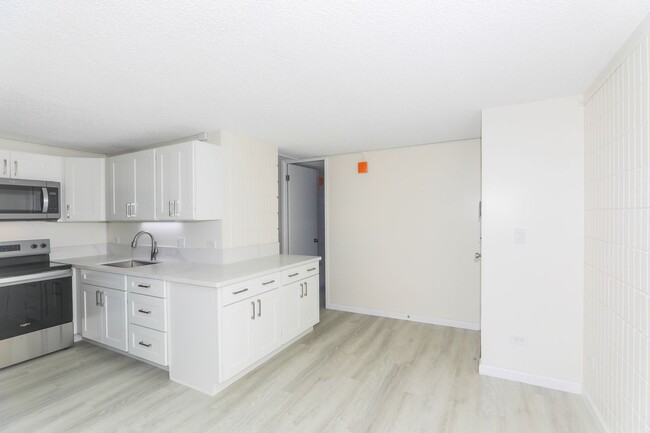 Building Photo - Sunset Lakeview - Fully renovated 3 bedroom, 2 bath on lower floor comes with tandem parking for ...