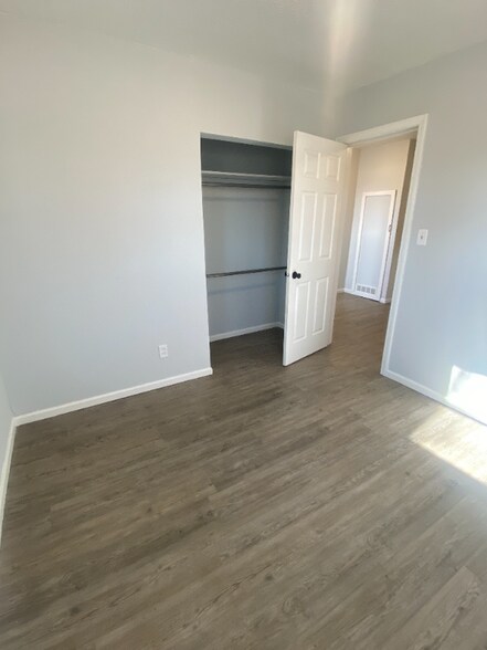 Building Photo - 517 S Clark St