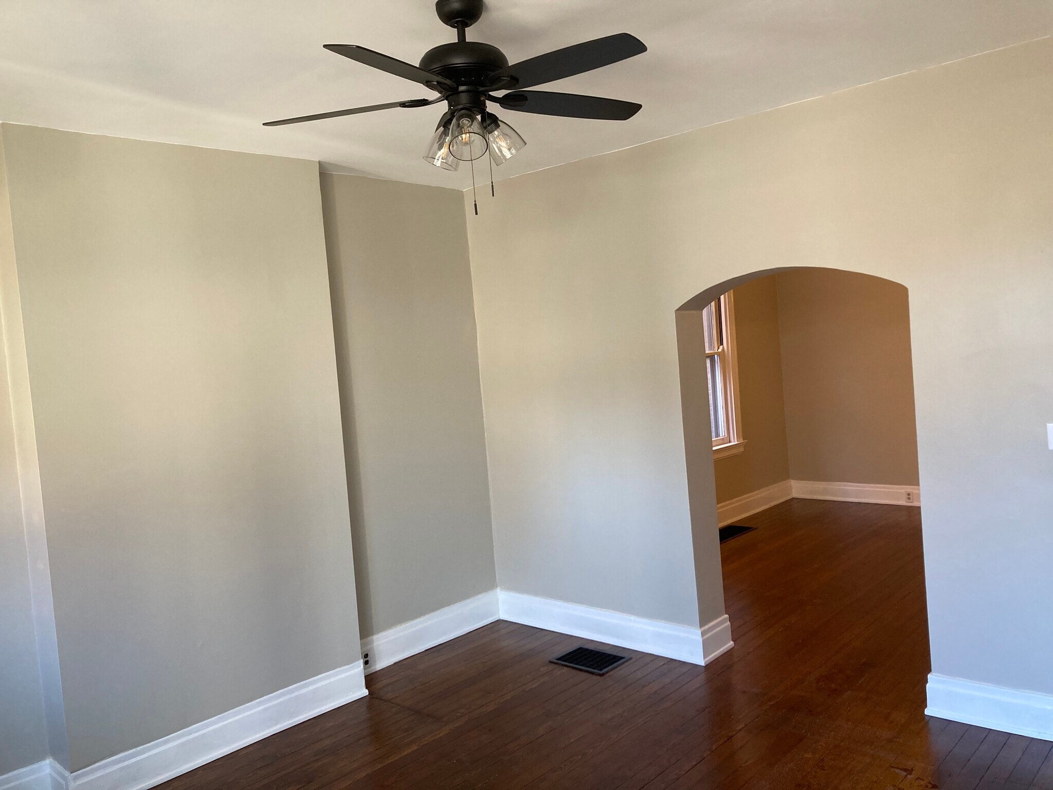 Living room has ceiling fan - 2221 Oakland Ave, Apt A