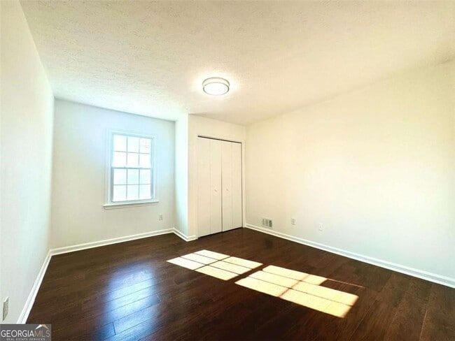 Building Photo - 3945 Peninsula Ct