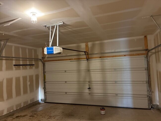 Building Photo - -=Get your second month’s rent FREE when y...