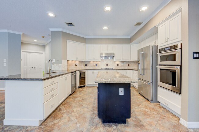 Building Photo - 5 Bed/ 3 Bath Two Story Home