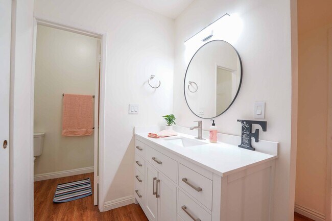 Building Photo - Gated Community 2 Bedroom 2 Bath Condo