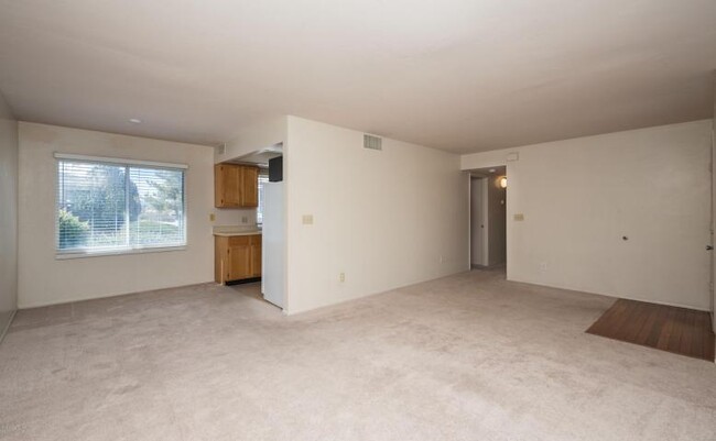 Building Photo - Ground Floor Condo w/One Car Garage - Nort...