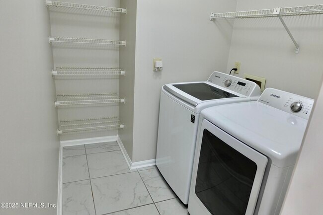 Building Photo - 9241 Arbolita Way