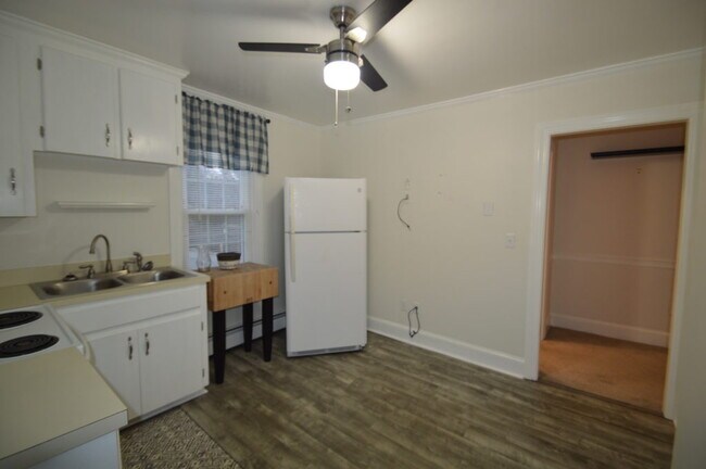 Building Photo - 468 Spring St