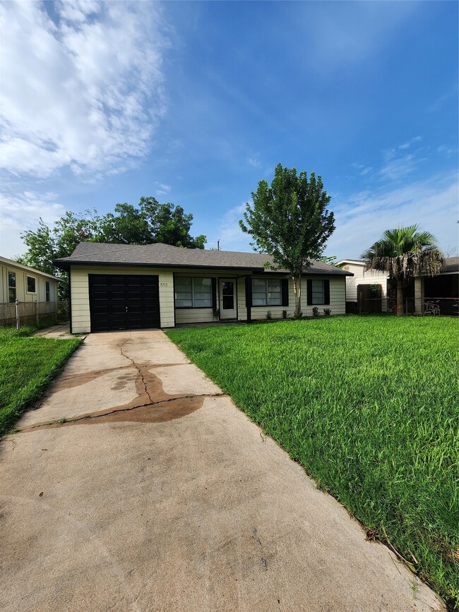 Building Photo - 9711 Aguila St