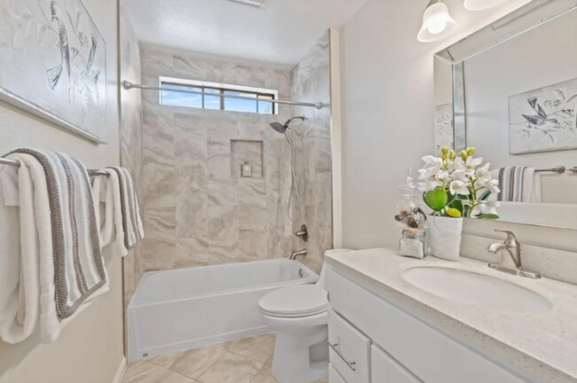 Building Photo - 461 Northlake Dr