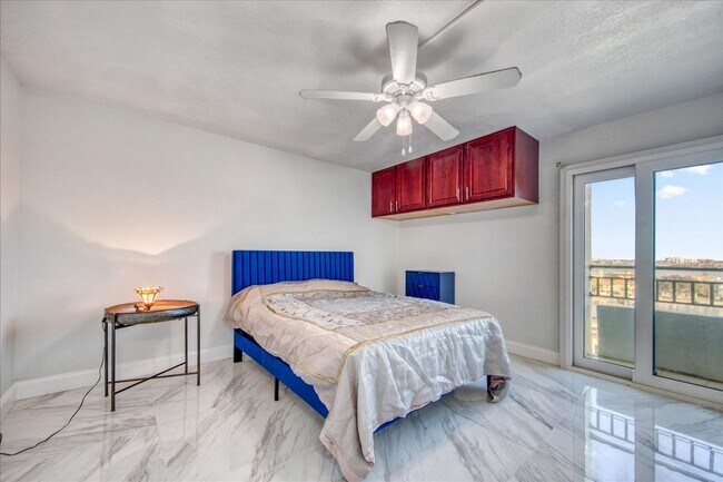 Building Photo - 851 Bayway Blvd