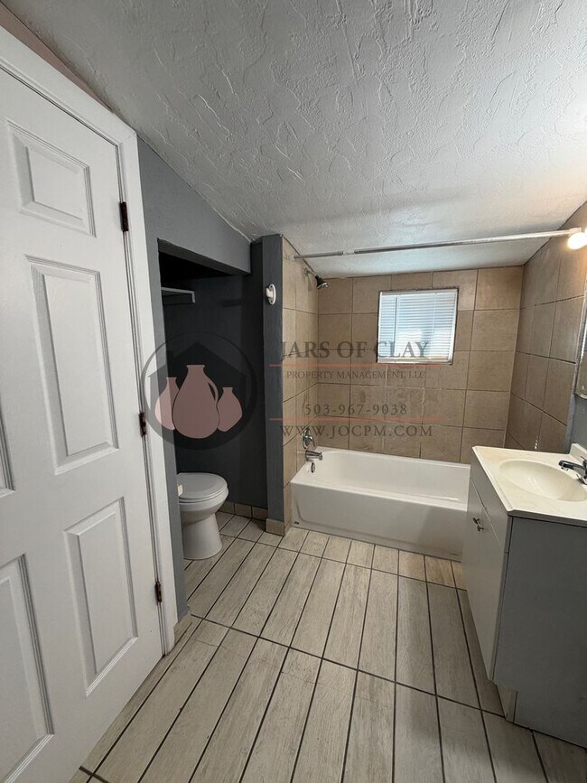 Building Photo - Single Level House- Ready to Move In