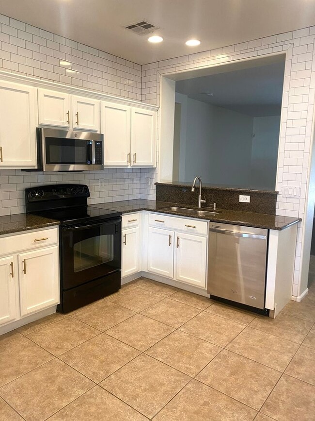 Building Photo - **BEAUTIFUL 3BEDROOM/2BATHROOM HOME LOCATE...