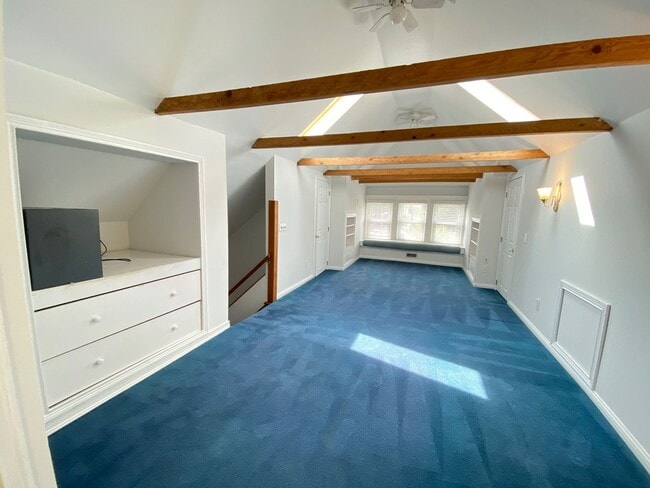 Building Photo - Huge Brick House! Free Parking!