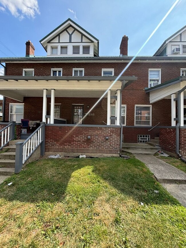 Building Photo - 289-295 E 18th