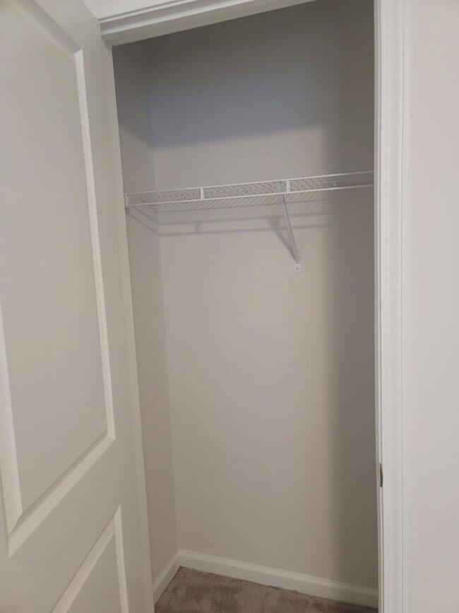 Building Photo - 3 Bed/ 2 full + 2 1/2 baths NEW Boiling Sp...