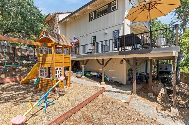 Building Photo - Luxury 5 Bedroom Home with Panoramic Views...