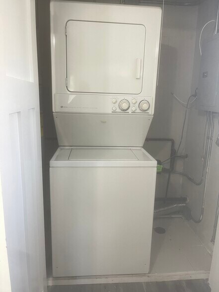 Building Photo - 512 E 77th Ave