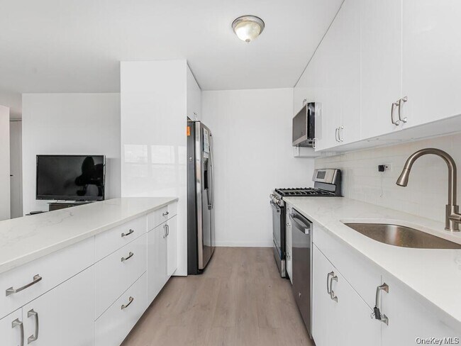 Building Photo - 555 Kappock St