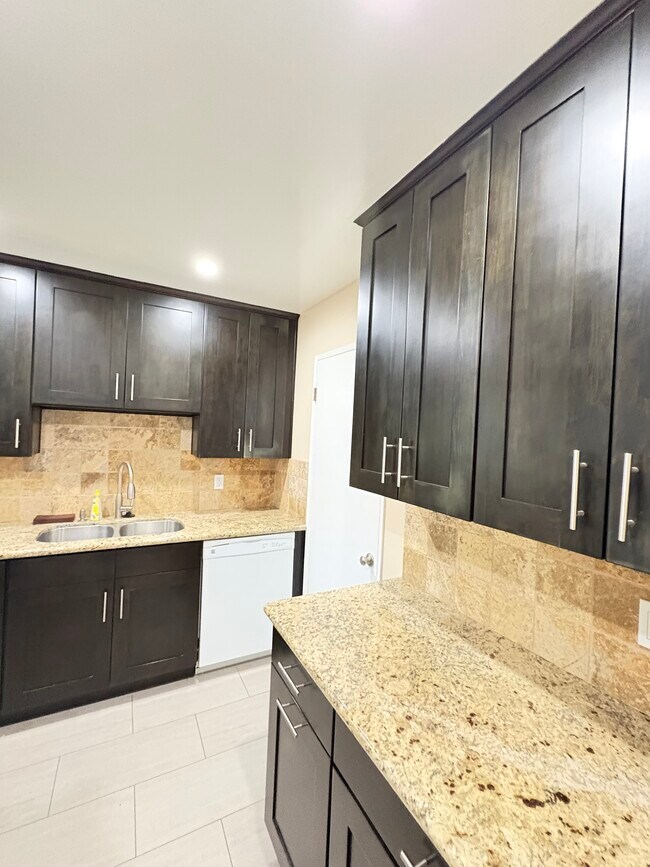 Kitchen - 5001 Stoney Creek Rd