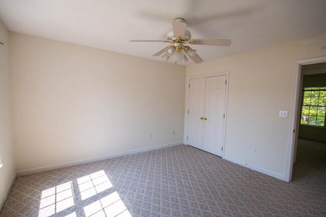 Building Photo - 4 bedroom/2.5 bathroom- Michaels Woods