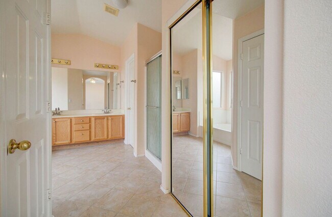 Building Photo - 1350 W Pelican Ct