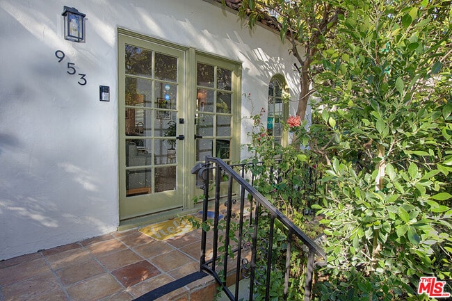 Building Photo - 953 N Martel Ave