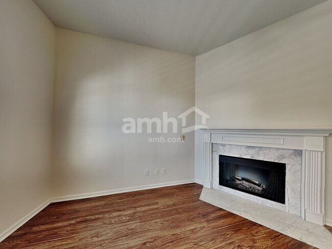 Building Photo - 2114 Debbie Ln